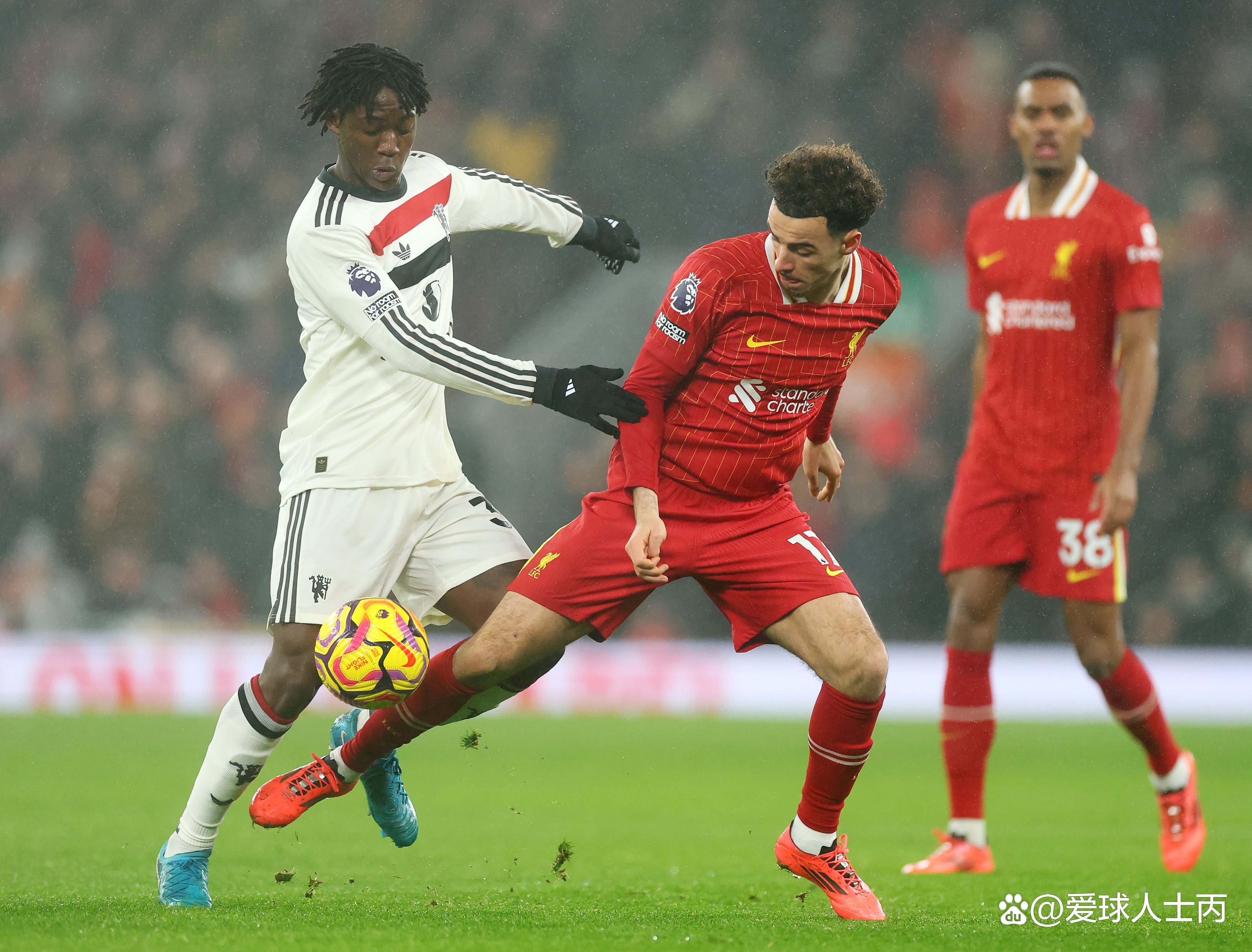 场面火爆！英超观众席沸腾不已的简单介绍