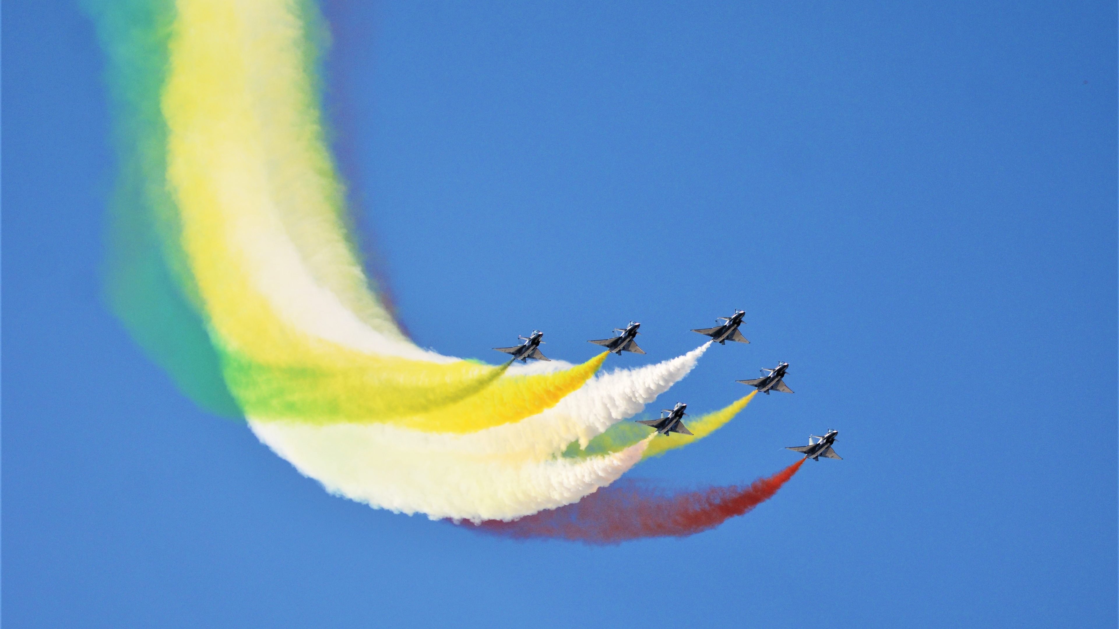 绿茵交响乐，当马赛的团队风暴轻取丹麦，库尔图瓦的个人华章惊艳四座