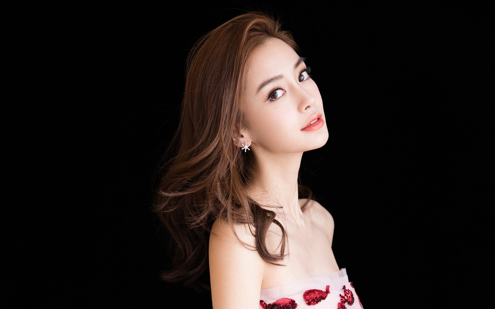 双线战场的关键先生，从独行侠铁蹄到奥运圣火下的霍勒迪时刻