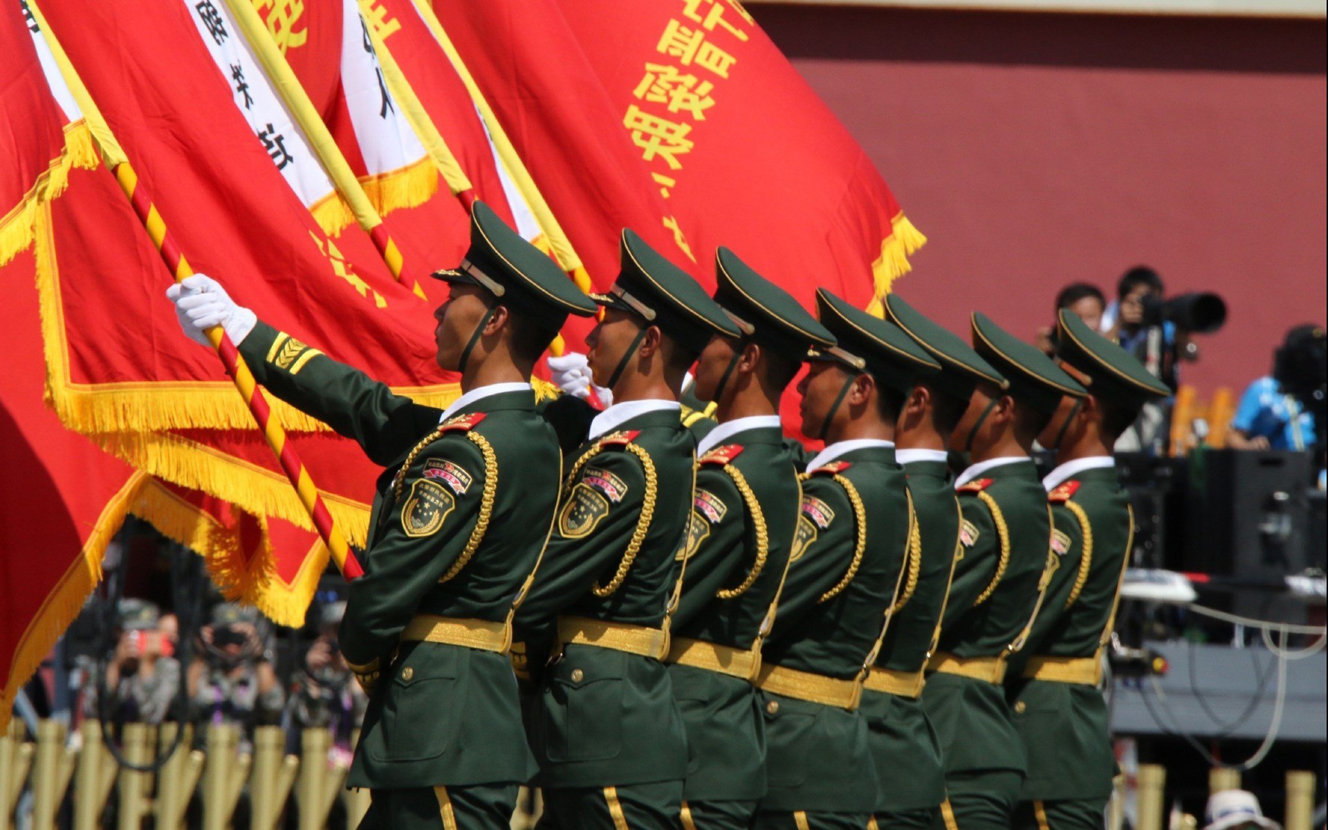 绿茵场与硬木地板的共鸣，当意甲焦点战遇上骑士的逆转之夜